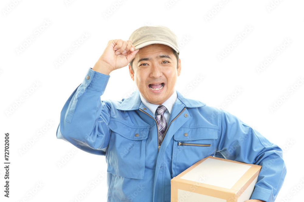 荷物を運ぶ笑顔の男性 荷物を運ぶ笑顔の男性