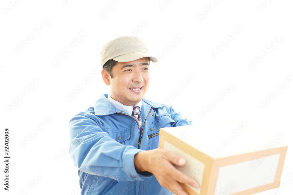 荷物を運ぶ笑顔の男性