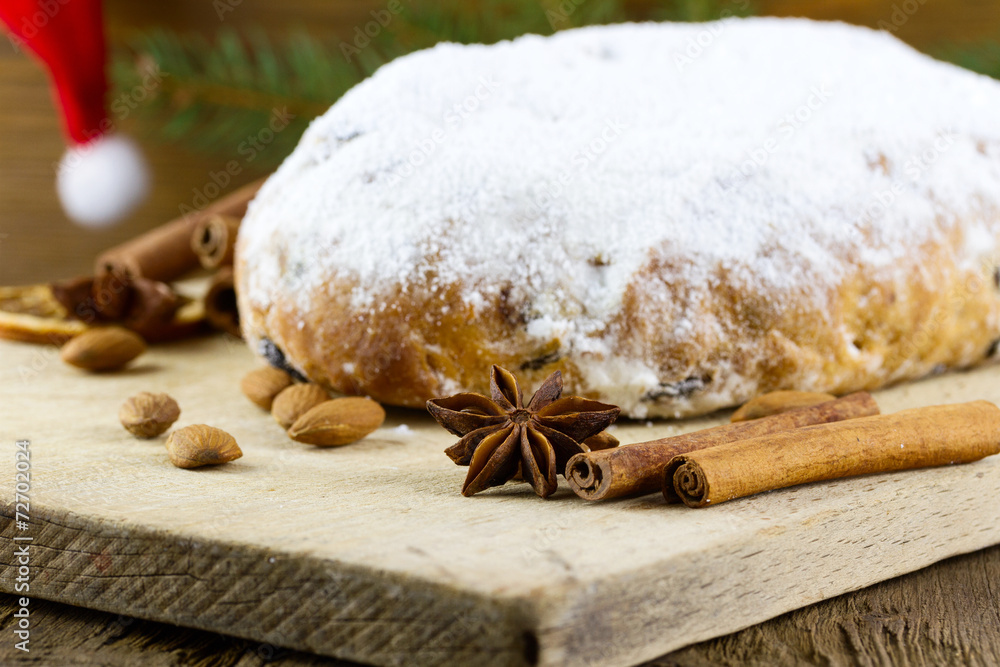 Christstollen mit Puderzucker Christstollen mit Puderzucker