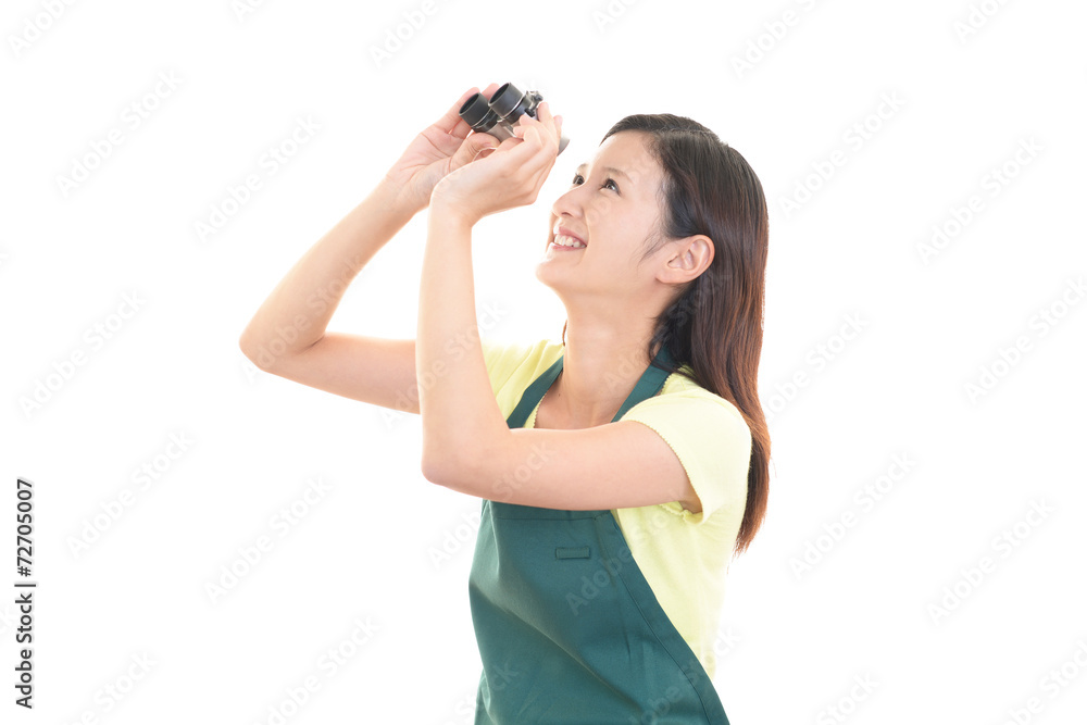 双眼鏡を持つ女性