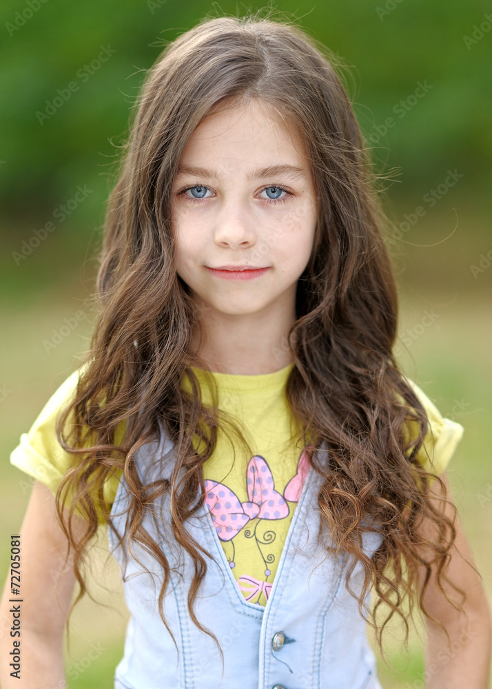 Naklejka premium portrait of little girl outdoors in summer