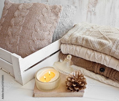 Obraz na płótnie Cozy wool winter accessory. Warm sweaters, cone and candle w salonie