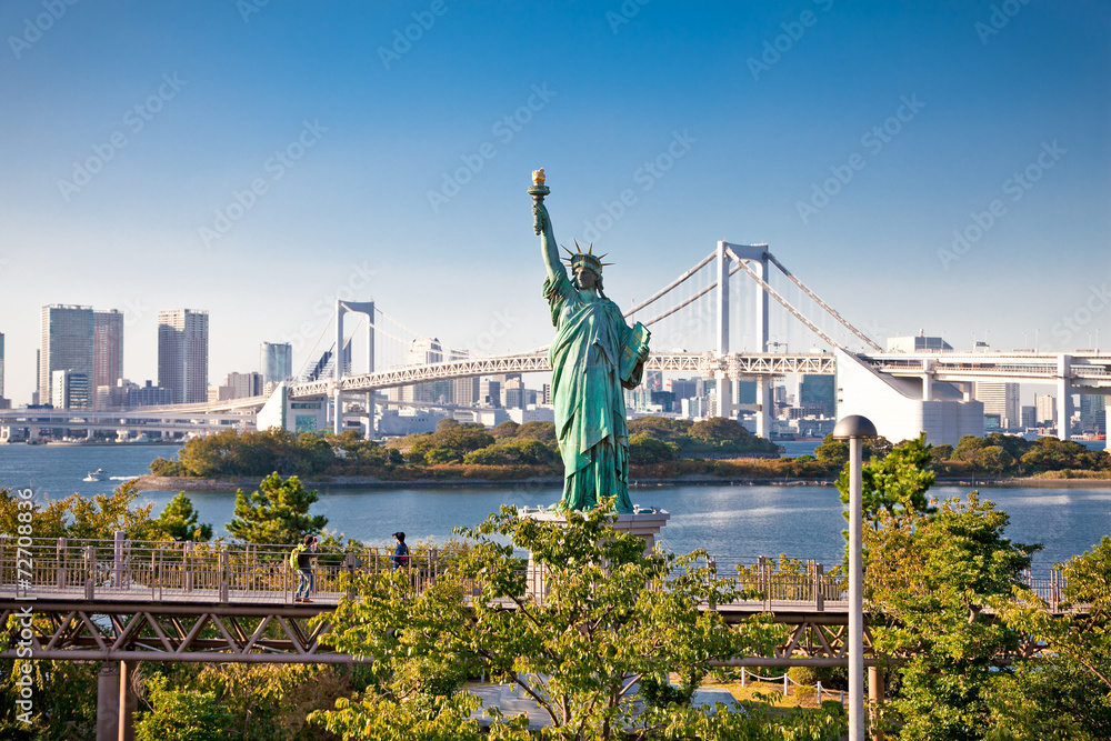 Fototapeta premium Lady liberty juxtaposed in Tokyo, Japan.