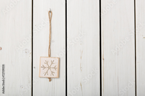Schneeflocke zur Dekoration auf Holz