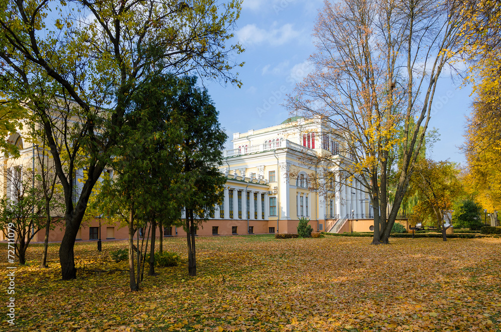 Obraz premium Rumyantsev-Paskevich Palace in the autumn park