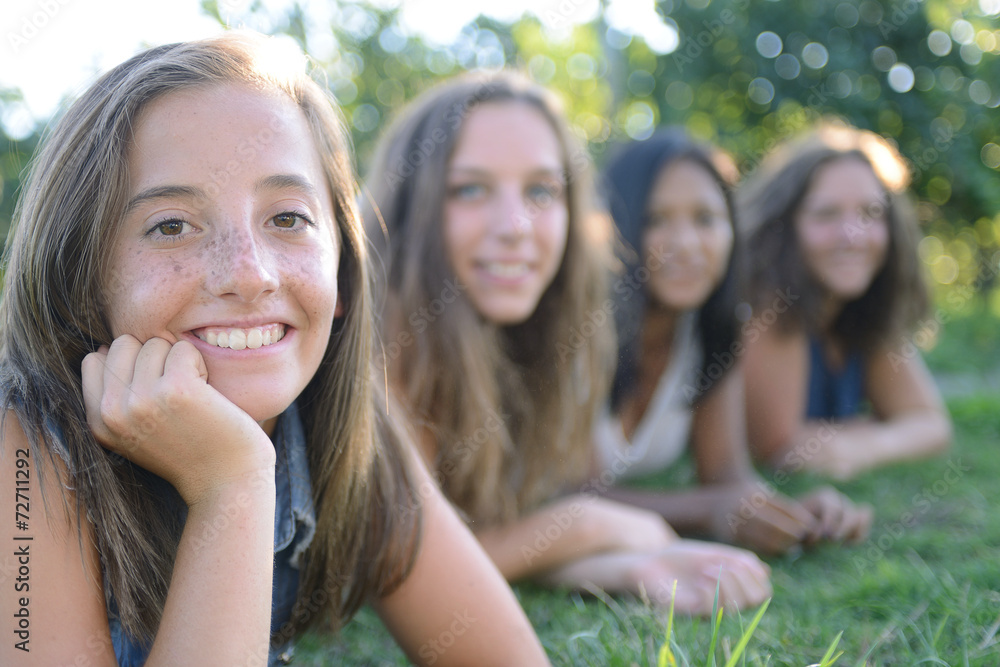 gruppo di ragazze sul prato gruppo di ragazze sul prato