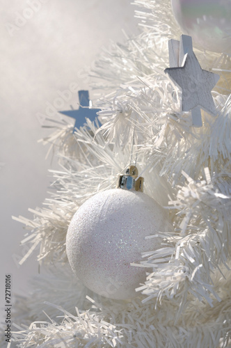 sapin blanc et décoration de noël