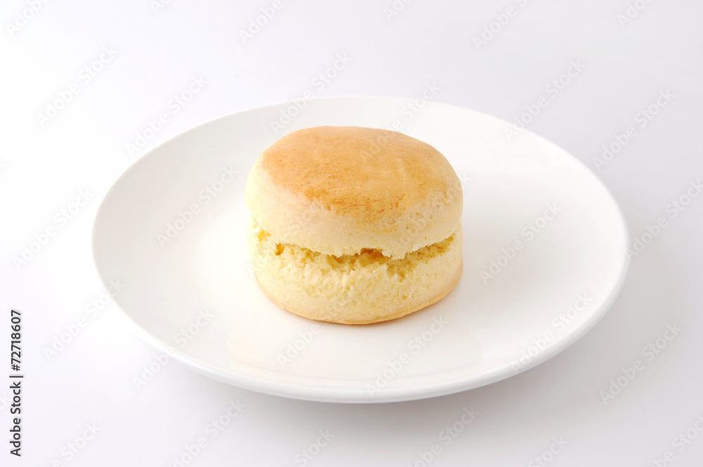 お皿にのせた スコーン ビスケット ティータイムのお菓子 白背景 お皿にのせた スコーン ビスケット ティータイムのお菓子 白背景