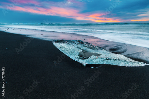 Un iceberg sur la plage © rodhan