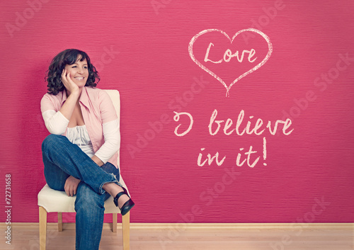 Fotografia girl believing in love - pink board 02en