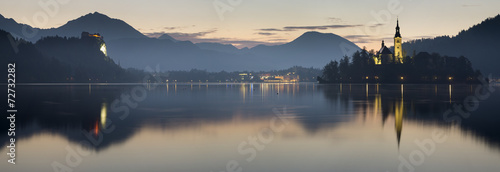 Wczesny świt nad jeziorem Bled,Słowenia © Mike Mareen