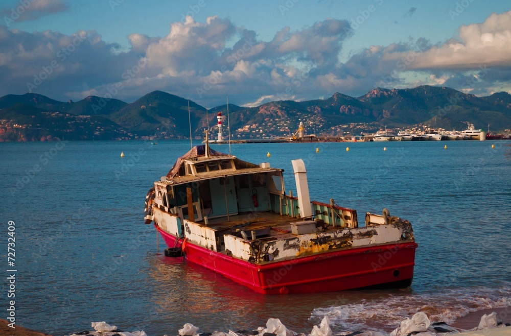 Bateau échoué sur une plage de Cannes. Bateau échoué sur une plage de Cannes.