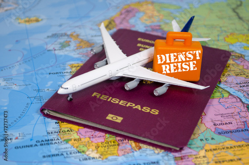Reisepass mit Flugzeug und Koffer mit Dienstreise