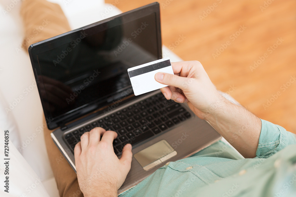 Fototapeta premium close up of man with laptop and credit card