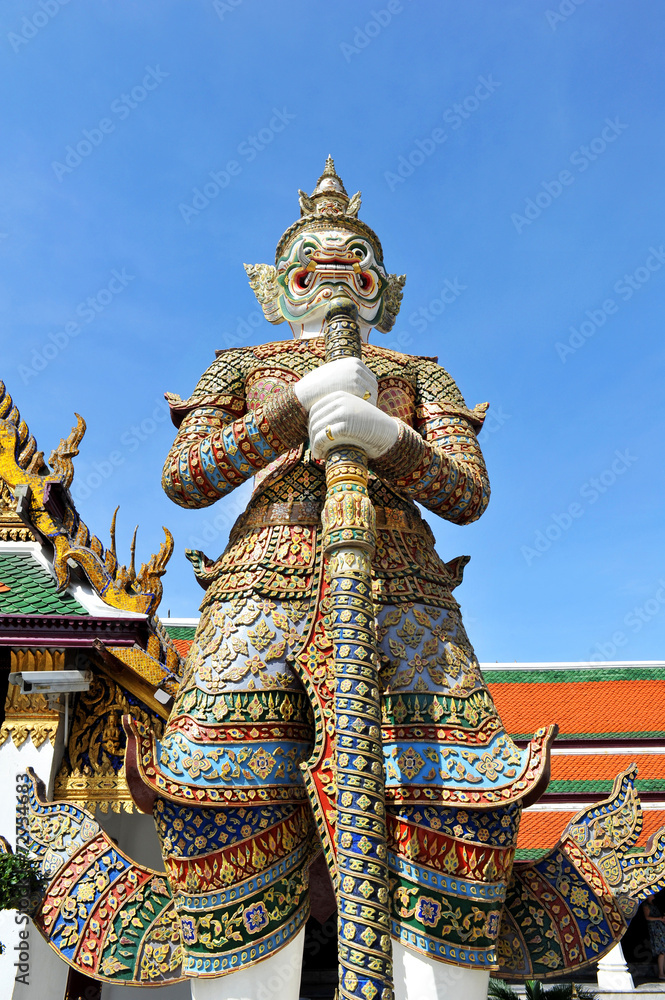 Giant Statue at Wat Phar kaew