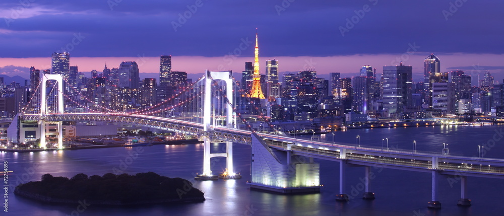 Naklejka premium widok na Zatokę Tokijską, Tęczowy Most i punkt orientacyjny Tokyo Tower