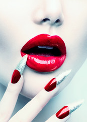Canvas schilderij Fashion lippen Rode glossy lippen en manicure  © Subbotina Anna