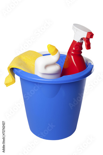 Eimer mit verschiedenen Putzutensilien