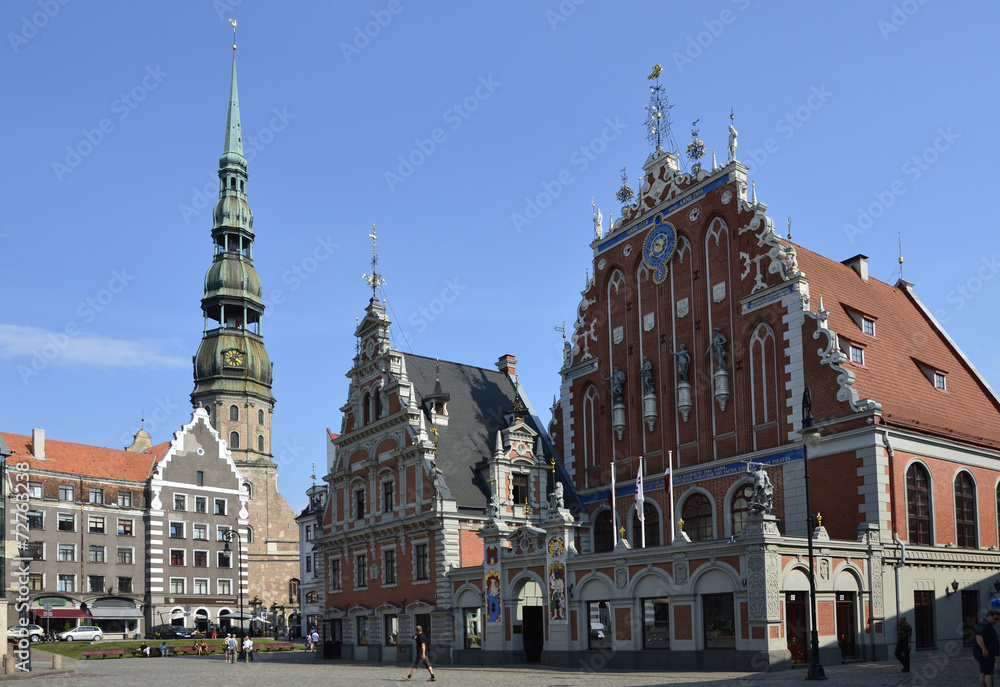 Fototapeta premium Schwarzhäupterhaus und Petrikirche am Rathausplatz,Riga