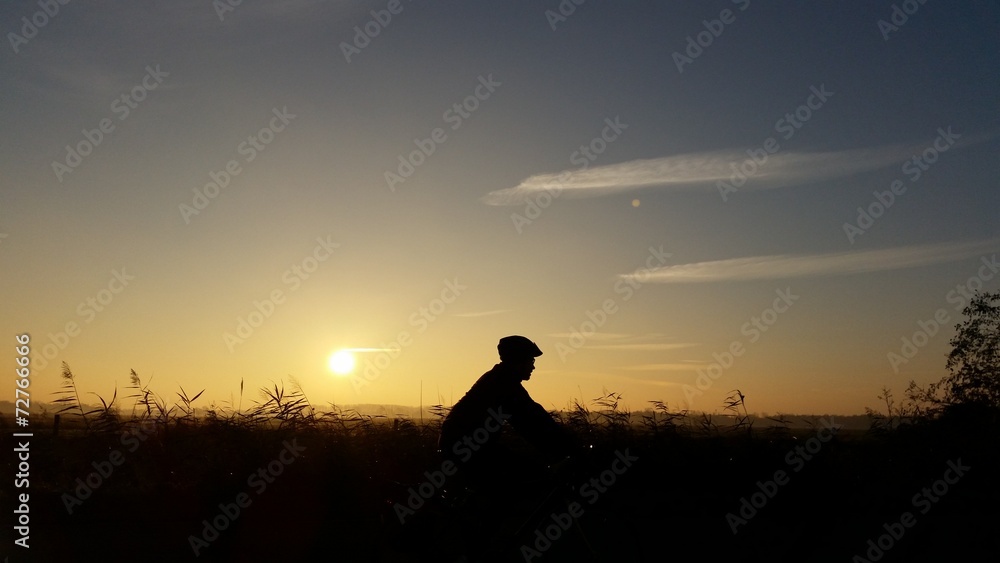 Fototapeta premium Radfahrer-Silhouette im Sonnenaufgang
