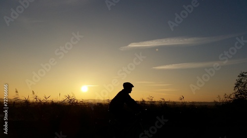 Radfahrer-Silhouette im Sonnenaufgang © kopfundbauch