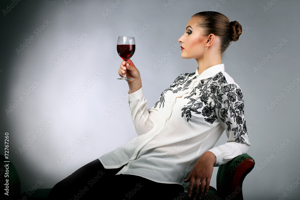 Порванное платье и бокал вина. Девушка с бокалом на диване. Фотосессия в халате с бокалом. Девушка на диване с бокалом вина. Женщина в халате с бокалом.