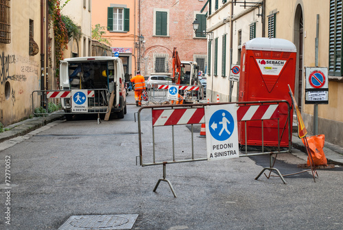 Cantiere lavori in corso, segnali di rifacimento stradale