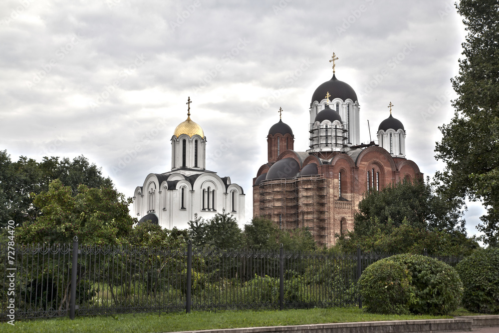 Минск. Две церкви