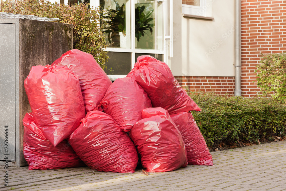 Ein Haufen gefüllte rote Müllsäcke aus Kunststoff Stock Photo | Adobe Stock