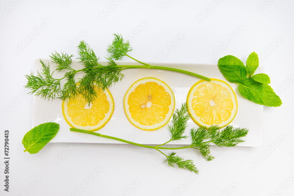 Zitrone in Schale mit Dillspitzen Zitrone in Schale mit Dillspitzen