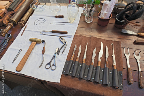 Quadro su tela ancient surgical and dentist tools