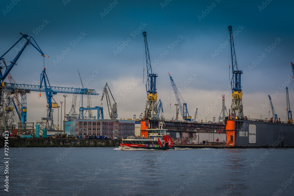 Hamburger Hafen vor dem Regen