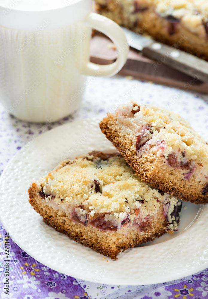 Fruit cake with streusel