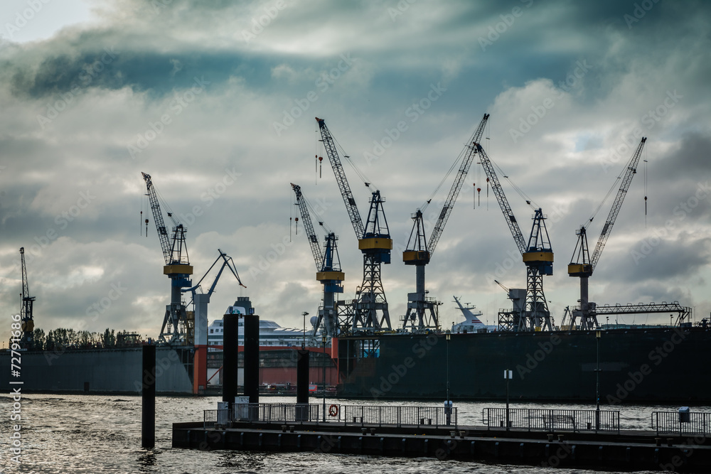 Fototapeta premium Hamburger Hafen vor dem Regen