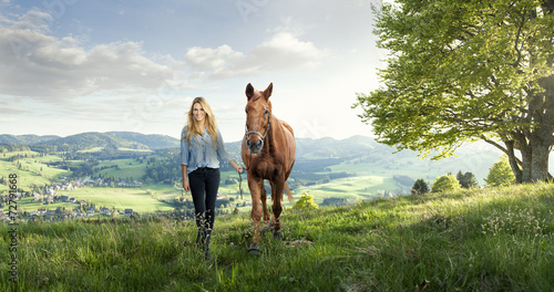 Hübsches Mädchen mit Pferd