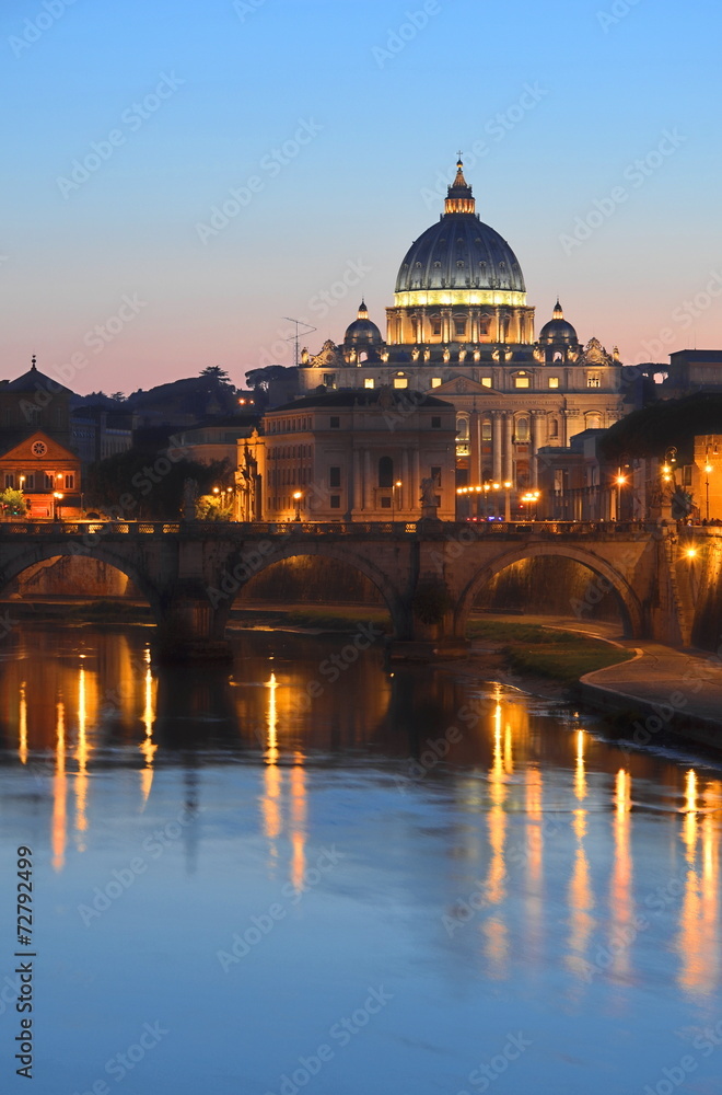Malowniczy widok bazyliki św. Piotra nad Tybrem w Rzymie