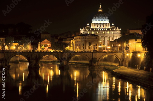 Malowniczy widok bazyliki św. Piotra nad Tybrem w Rzymie #72792496
