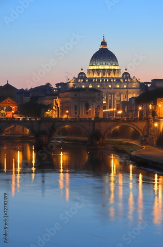 Malowniczy widok bazyliki św. Piotra nad Tybrem w Rzymie #72792499