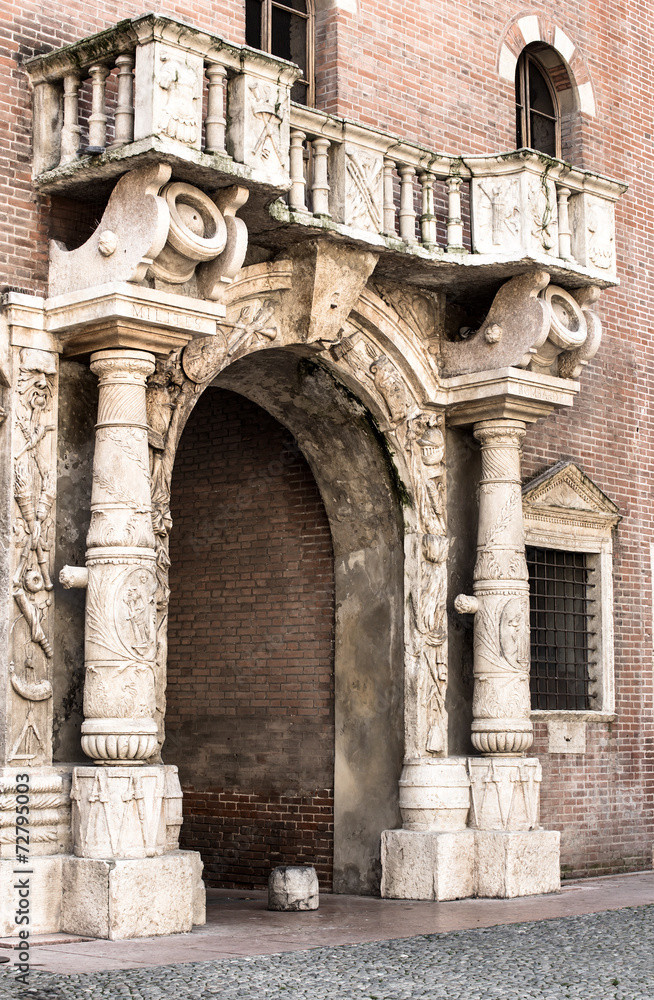 Obraz premium Medieval arch with a balcony in Verona