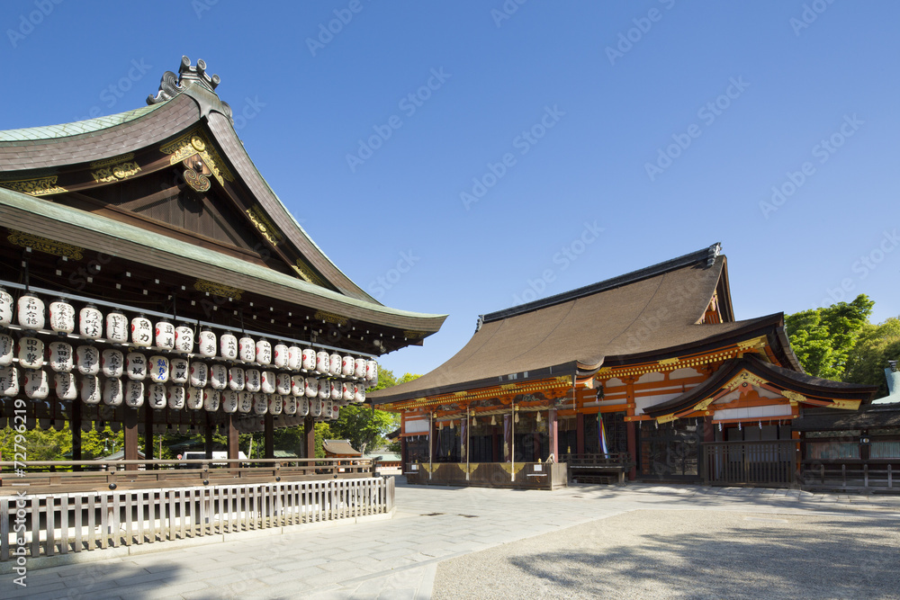 八坂神社の舞殿と本殿