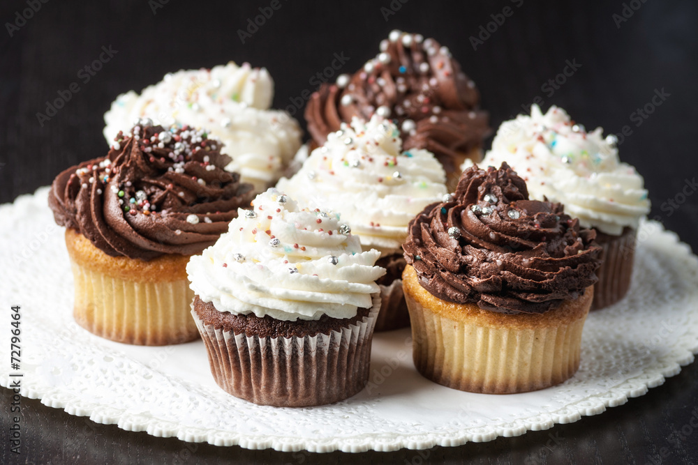Cupcake panna e cioccolato decorati Cupcake panna e cioccolato decorati