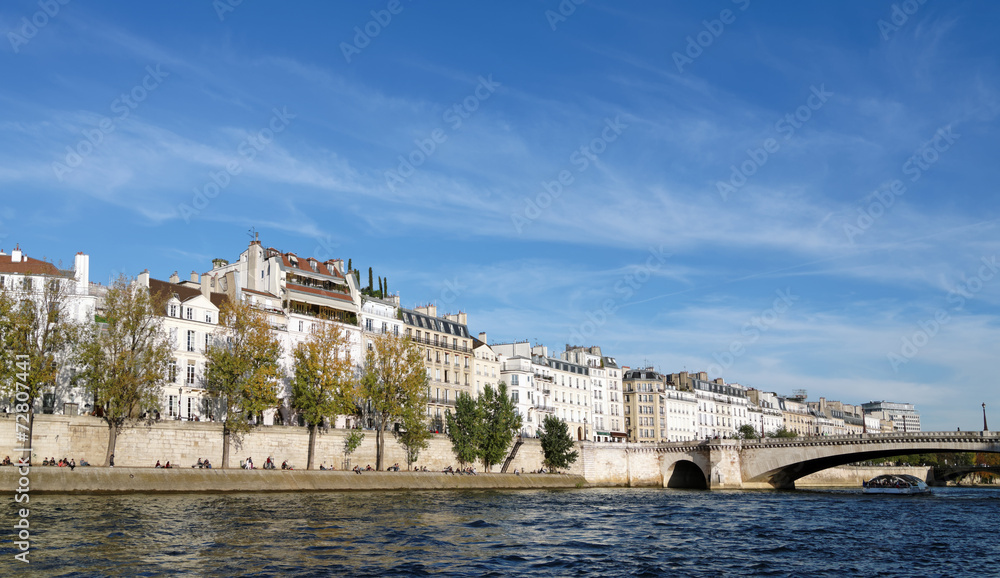 Paris, quai de Seine en automne