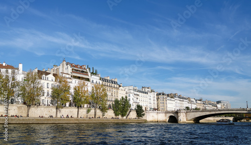 Paris, quai de Seine en automne
