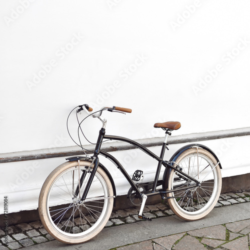 Cruiser bicycle near a white wall
