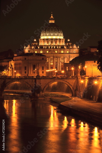 Malowniczy widok bazyliki św. Piotra nad Tybrem w Rzymie #72820424