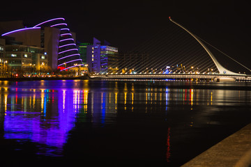 Acrylglasbilder Stadt am Wasser Dublin bei Nacht am Flussufer  © Valeriy Zvyagin
