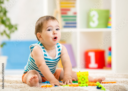 kid boy playing with block ...