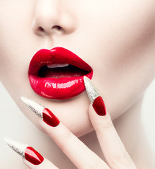 Canvas schilderij Fashion lippen Lange rode nagels en glossy lippen  © Subbotina Anna