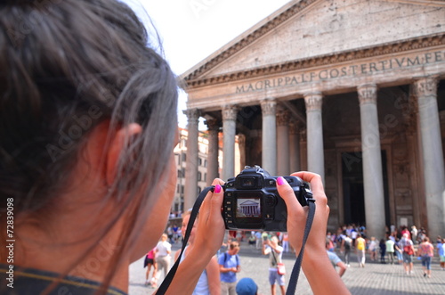 młoda turystka robi zdjęcie przed Panteonem w Rzymie 