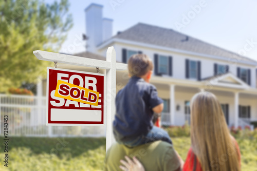 Εκτύπωση καμβά Family Facing Sold For Sale Real Estate Sign and House